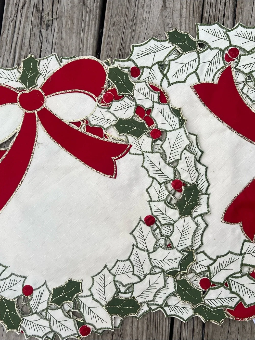 Bed Bath & Beyond Red and White Holiday Appliqué 4 placements